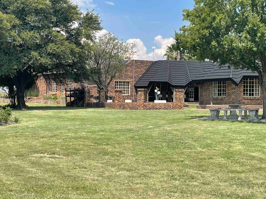 5 Bedroom Property for Sale in Metsimaholo Free State